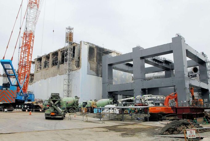 ¨ The No.4 reactor (L) and a foundation structure for the construction of a storage facility for melted fuel rods are seen at Tokyo Electric Power Co (TEPCO)'s tsunami-crippled Fukushima Daiichi nuclear power plant in Fukushima prefecture, in this photo released by Kyodo March 1, 2013, ahead of the second-year anniversary of the March 11, 2011 earthquake and tsunami. Mandatory Credit REUTERS/Kyodo (JAPAN - Tags: DISASTER ANNIVERSARY BUSINESS SCIENCE TECHNOLOGY CONSTRUCTION) ATTENTION EDITORS -THIS IMAGE HAS BEEN SUPPLIED BY A THIRD PARTY. IT IS DISTRIBUTED, EXACTLY AS RECEIVED BY REUTERS, AS A SERVICE TO CLIENTS. FOR EDITORIAL USE ONLY. NOT FOR SALE FOR MARKETING OR ADVERTISING CAMPAIGNS. MANDATORY CREDIT. JAPAN OUT. NO COMMERCIAL OR EDITORIAL SALES IN JAPAN. YES Published: Bře. 1, 2013, 2:40 odp.