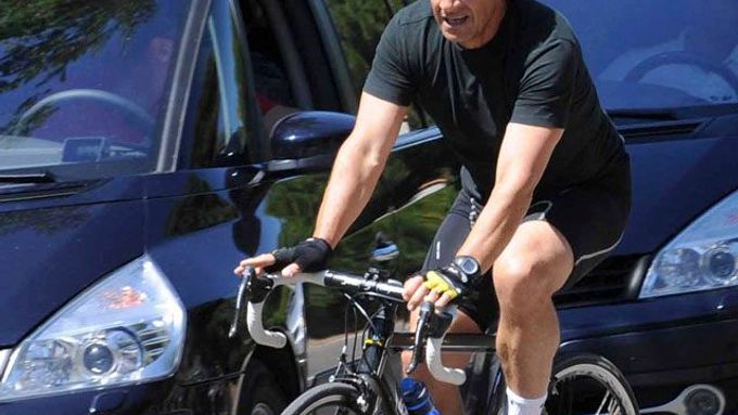 Kam na dovolenou? Sarkozy jde příkladem - loni jezdil na kole po Francii.