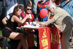 Klidně ať máme autoritářský režim, kývla pětina mladých. Podpora demokracie klesá