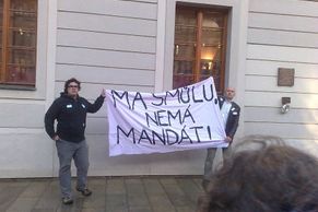 Pro-Lisbon Treaty protest at Prague Castle