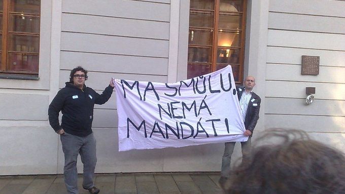 Pro-Lisbon Treaty protest at Prague Castle