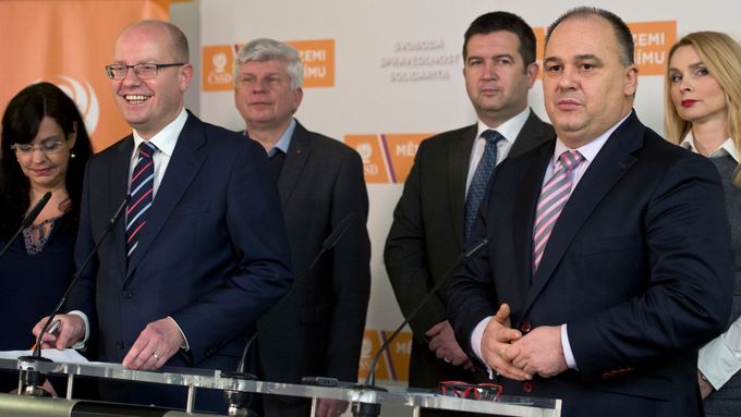 Bohuslav Sobotka představuje nového volebního manažera ČSSD Jana Birkeho (vpravo).