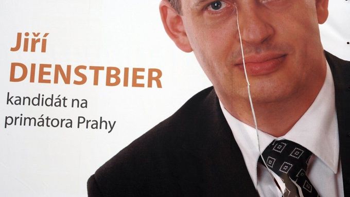 Váš kandidát. Náš už ne. (Plakát s Jiřím Dienstbierem mladším v Praze.)