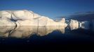 Ledovce se odrážejí v klidných vodách v ústí fjordu Jakobshavn poblíž Ilulissatu.