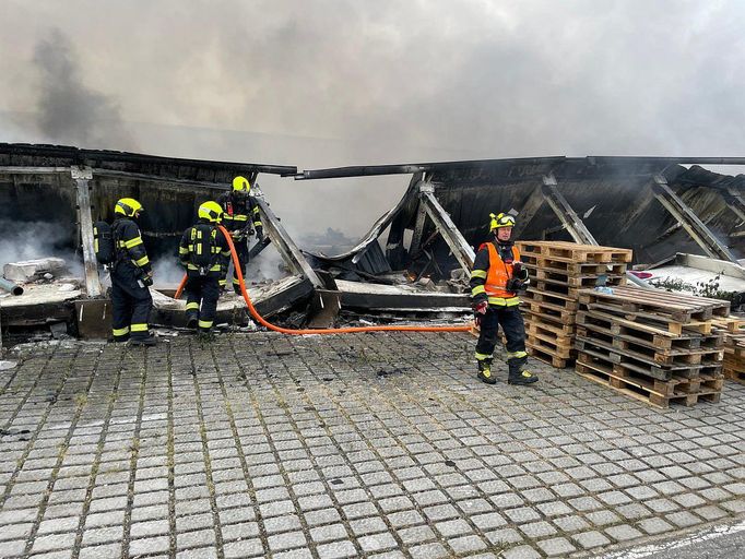 Požár haly v pražských Letňanech.
