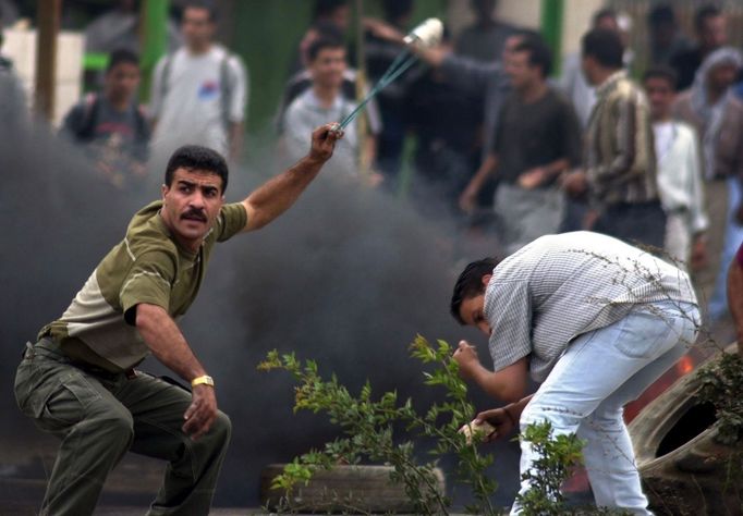 Palestinci vrhají kameny na izraelské vojáky při nepokojích, k nimž došlo 28. září 2000 v Ramalláhu poté, co pravicový politik Ariel Šaron navštívil Chrámovou horu.