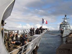 Pirátům se teď daří unášet méně lodí také díky silné přítomnosti vojenského námořnictva zemí NATO.