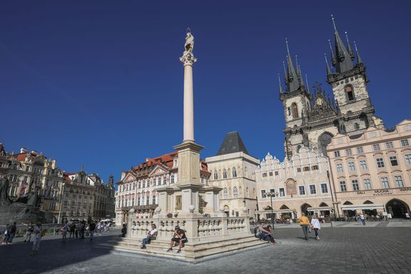 Mariánský sloup na Staroměstském náměstí v Praze, září 2020.