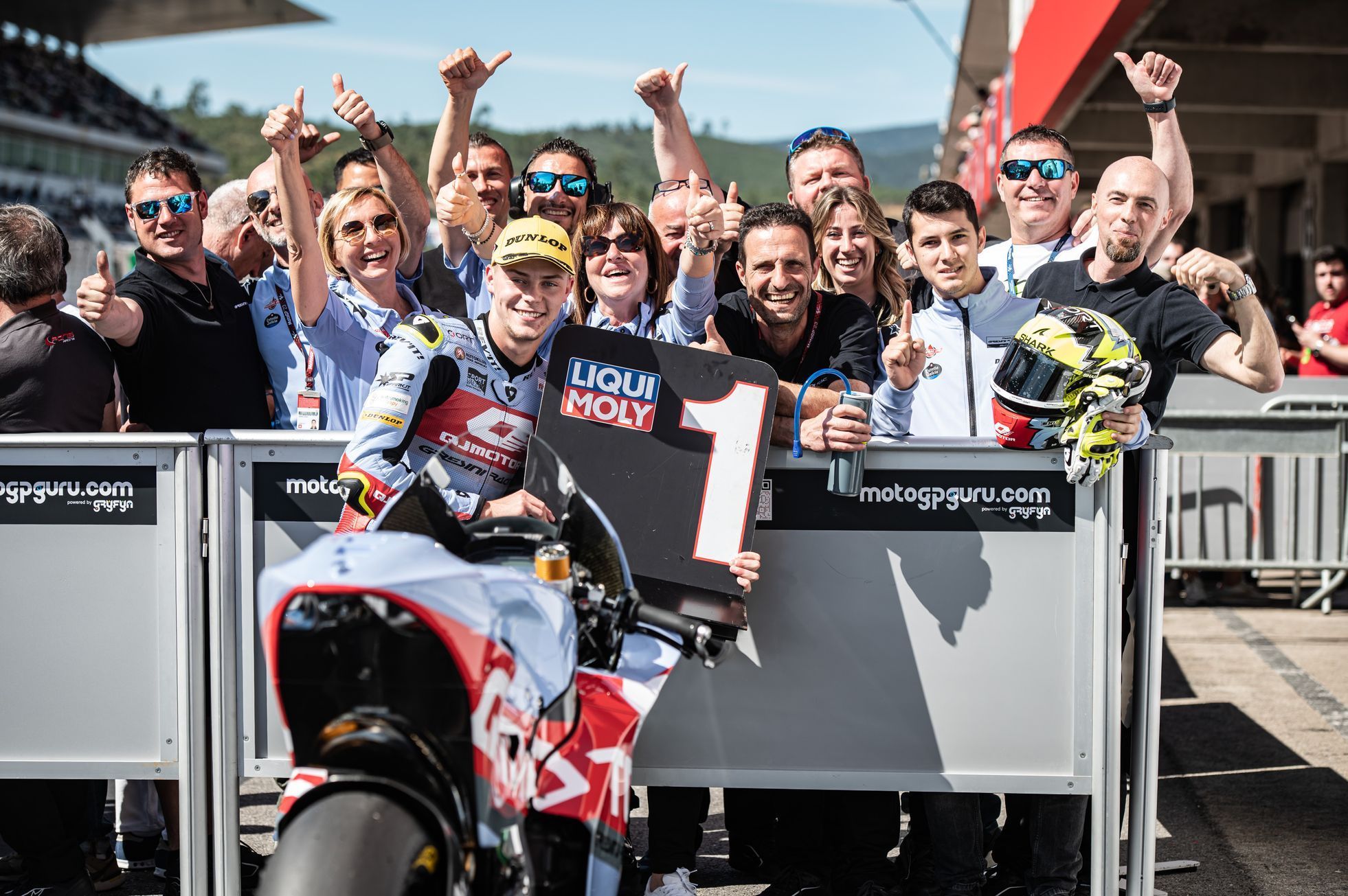 Filip Salač slaví triumf v kvalifikaci Moto2 v GP Portugalska 2023