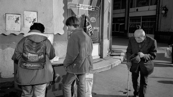 "Zabiják komunistů" Pepsi Cola na fotografii, kterou roku 1994 v rumunském městě Oradea pořídil Carl de Keyzer.