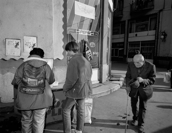 "Zabiják komunistů" Pepsi Cola na fotografii, kterou roku 1994 v rumunském městě Oradea pořídil Carl de Keyzer.