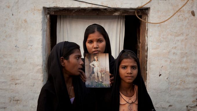 Dcery Asii Bibiové se snímkem své uvězněné matky, foto z roku 2010.