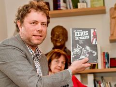 Zakladatel ceny Pavel Mandys představuje nominovanou knihu Jiřího Kamene.