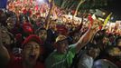 Supporters of Venezuelan President Hugo Chavez cheer as he appears on a balcony of Miraflores Palace in Caracas October 7, 2012. Venezuela's socialist President Hugo Chavez won re-election in Sunday's vote with 54 percent of the ballot to beat opposition challenger Henrique Capriles. REUTERS/Tomas Bravo (VENEZUELA - Tags: POLITICS ELECTIONS) Published: Říj. 8, 2012, 5:48 dop.