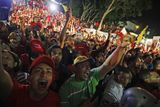Po zveřejnění výsledků propuklo v táboře příznivců staronového prezidenta Cháveze bujaré veselí.