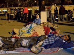 Tisíce osob strávily noc na ulici.