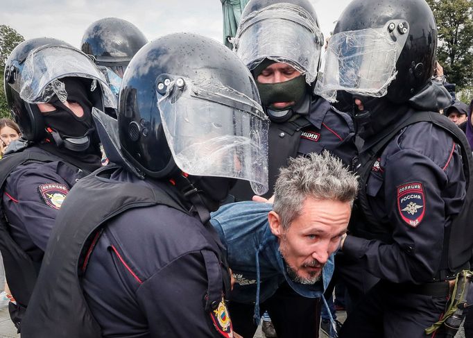 Protivládní protesty v Rusku, které rozehnala policie.