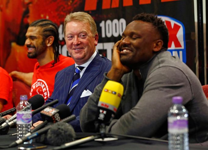 Britský boxer David Haye boxuje s Britem Dereckem Chisorou v mezinárodním mistrovství těžké váhy v londýnském Upton Parku v roce 2012.