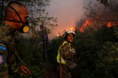 Atény zahalil kouř z lesních požárů. Ven vycházejte jen v respirátoru, vyzývají úřady