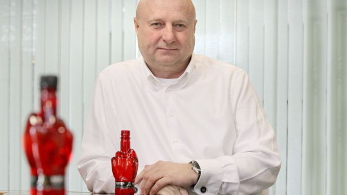 František Bušek: Před pěti lety se přiznal k vytunelování CS fondů, nyní žije svým energetickým nápojem Fakeer s obalem ve tvaru vztyčeného prostředníku, který si nechal patentovat.