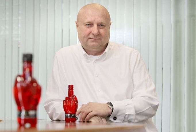 František Bušek před několika lety uvedl na trh energetický drink Fakeer, jehož obal má podobu vztyčeného prostředníčku. "Je to můj vzkaz světu," řekl.