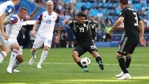 Sergio Agüero dává gól v zápase Argentina - Island na MS 2018
