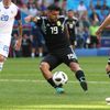 Sergio Agüero dává gól v zápase Argentina - Island na MS 2018