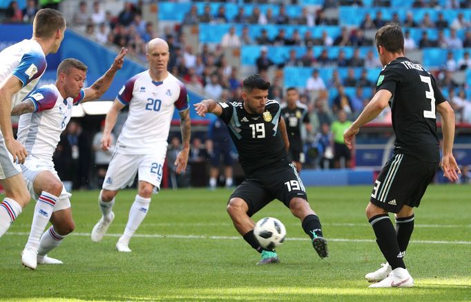 Sergio Agüero dává gól v zápase Argentina - Island na MS 2018