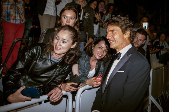 Fanynka v Cannes si pořizuje selfie s Tomem Cruisem.