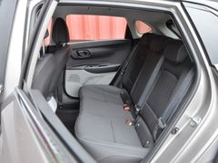 Prostorný interiér je společný všem verzím Hyundai i20, i těm nejlevnějším.