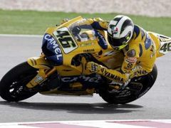 Šampión třídy MotoGP Valentino Rossi prohání svou yamahu jednou ze zatáček okruhu v Kataru.