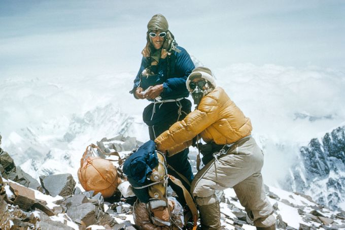 Edmund Hillary a šerpa Tenzing Norgay dne 28. května 1953, kdy se chystali založit tábor IX pod jižním vrcholem Everestu.