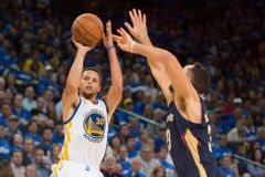 Curry se blýskl na úvod NBA 40 body a obhájci začali výhrou