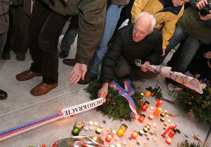 Tento muž nebyl zdaleka sám, komu se agitace na pietním místě zdála nepřípustná. Rozhodl se, že trikolóru a věnec, který tam dali členové Ne základnám, odstraní.