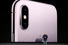 Apple představil iPhone X. Očekávaná novinka umí rozeznat obličej uživatele, na zádech má sklo