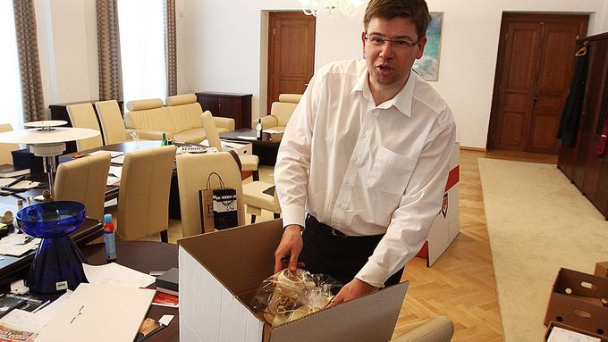 Jiří Pospíšil na snímku z června 2012, když vyklízel ministerskou kancelář.