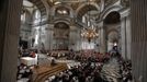 Britain's Queen Elizabeth, and other members of the Royal family take part in a thanksgiving service to mark the Diamond Jubilee at St Paul's Cathedral in central London June 5, 2012. Queen Elizabeth began the fourth and final day of her Diamond Jubilee celebrations on Tuesday with an appearance at the thanksgiving service in St. Paul's Cathedral ahead of a horse-drawn procession and a wave from Buckingham Palace. REUTERS/Suzanne Plunkett (BRITAIN - Tags: ROYALS SOCIETY ENTERTAINMENT RELIGION) Published: Čer. 5, 2012, 1:16 odp.