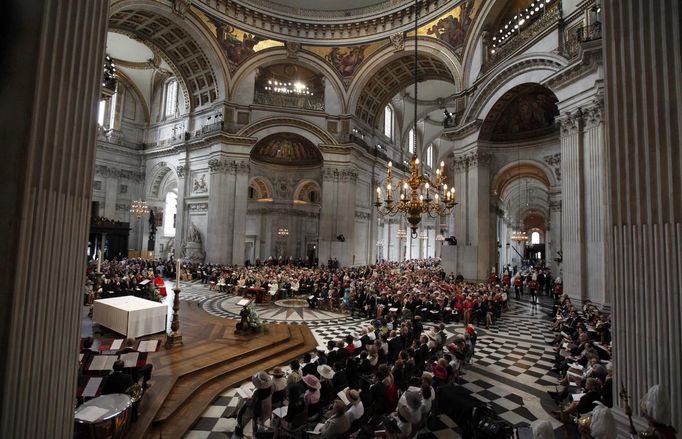 Britain's Queen Elizabeth, and other members of the Royal family take part in a thanksgiving service to mark the Diamond Jubilee at St Paul's Cathedral in central London June 5, 2012. Queen Elizabeth began the fourth and final day of her Diamond Jubilee celebrations on Tuesday with an appearance at the thanksgiving service in St. Paul's Cathedral ahead of a horse-drawn procession and a wave from Buckingham Palace. REUTERS/Suzanne Plunkett (BRITAIN - Tags: ROYALS SOCIETY ENTERTAINMENT RELIGION) Published: Čer. 5, 2012, 1:16 odp.