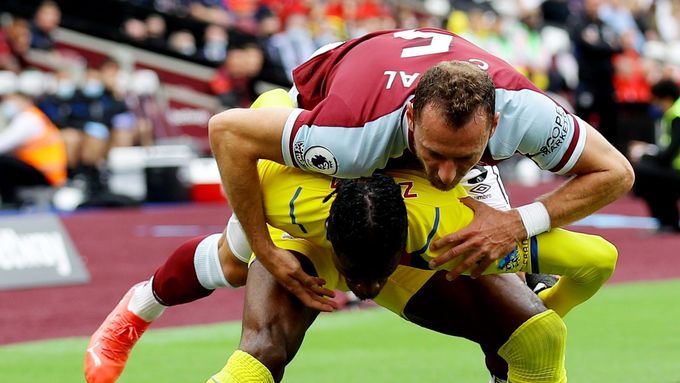 Vladimír Coufal brání Wilfrieda Zahu. Ofenzivní hvězda Crystal Palace ve vzájemném duelu opět nedostala žádný prostor.