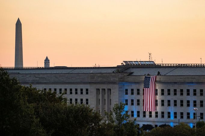 Na budově Pentagonu vyvěsili v rámci připomínkových akcí americkou vlajku.