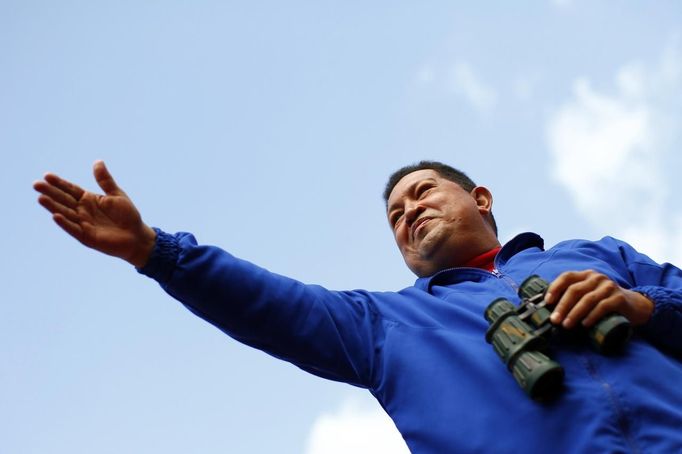 Venezuela's President and presidential candidate Hugo Chavez gestures to supporters during a campaign rally in Maracay, in the state of Yaracuy October 3, 2012. REUTERS/Jorge Silva (VENEZUELA - Tags: POLITICS ELECTIONS) Published: Říj. 3, 2012, 8:48 odp.