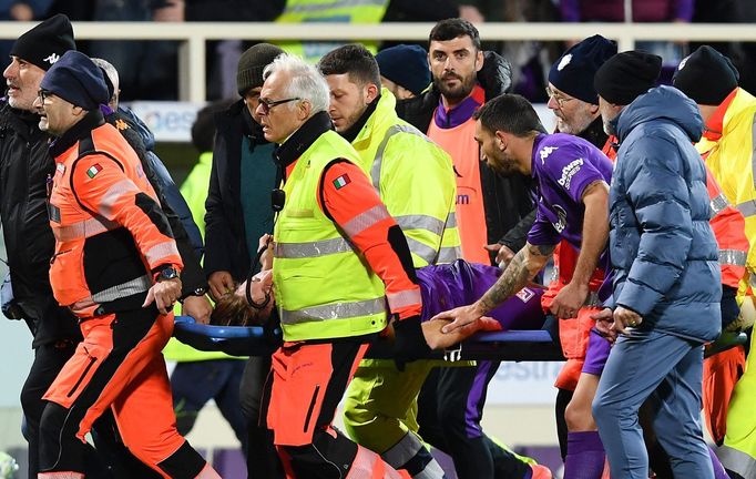 Soccer Football - Serie A - Fiorentina v Inter Milan - Stadio Artemio Franchi, Florence, Italy - December 1, 2024 Fiorentina's Edoardo Bove is stretchered off after susta