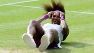 Americká tenistka Serena Williamsová slaví vítězství ve finále Wimbledonu 2012 nad Polkou Agnieszkou Radwaňskou.