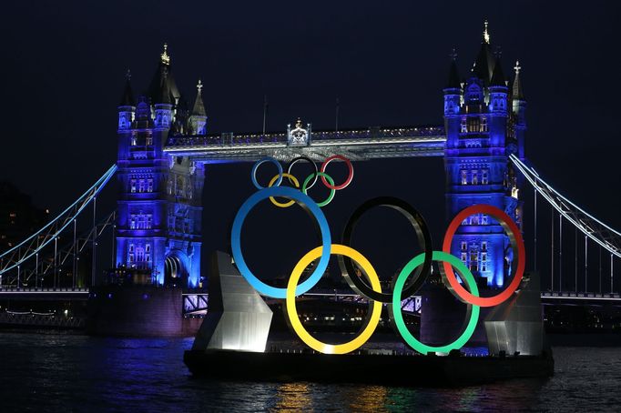 Proměna Tower Bridge pro zahajovací ceremoniál OH 2012 v Londýně.