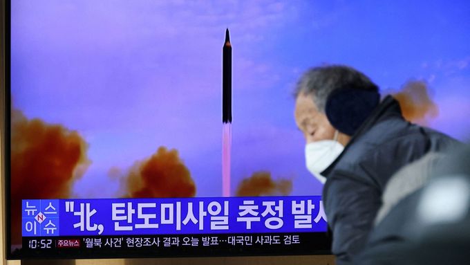 Zprávy v Soulu informující, že Severní Korea zřejmě vypálila balistickou střelu.