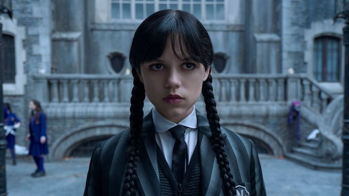 Wednesday se vrací na místo činu. Pronásledují ji děsivé předtuchy i hejna ptáků; Zdroj foto: Netflix