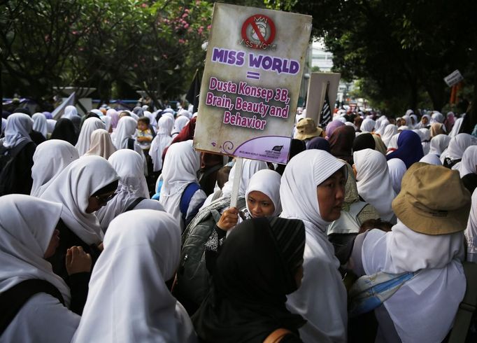 Protesty proti Miss World v Jakartě.