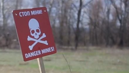 Ztracená vesnice žije mezi minovým polem a frontou. Jsme slepé střevo, žertují místní