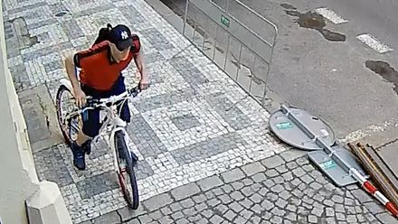 Zloděj vypáčil zámek a odjel na dámském kole. Poznáte ho?