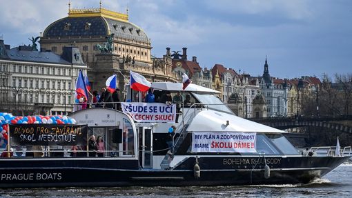 Hnutí Otevřeme Česko - Chcípl Pes uspořádalo 28. 3. protestní akci na sedmi lodích na Vltavě. Vypluly z Dvořákova nábřeží, policie je zastavila ve smíchovském zdymadle.